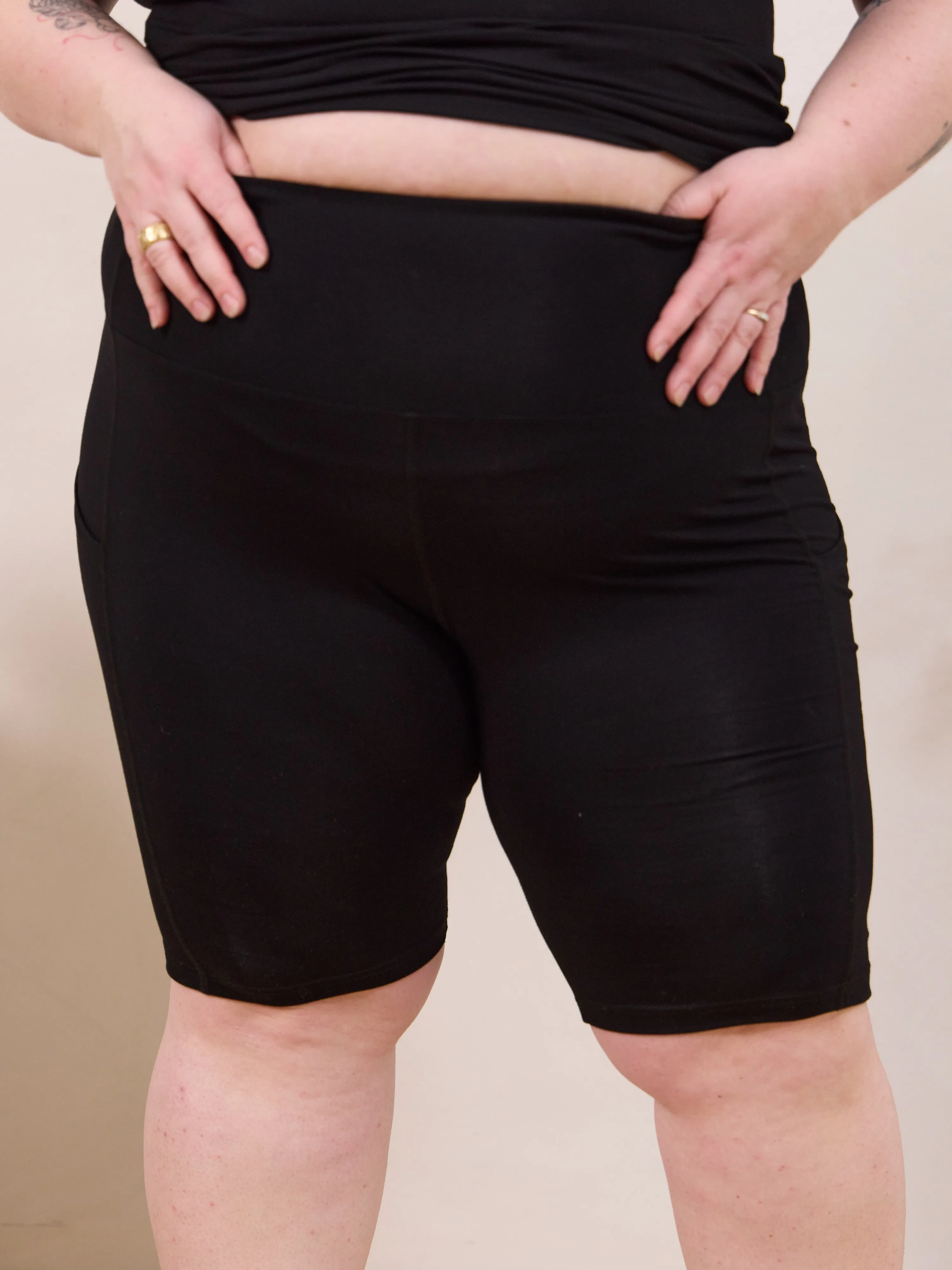 BLACK ALICIA SHORT