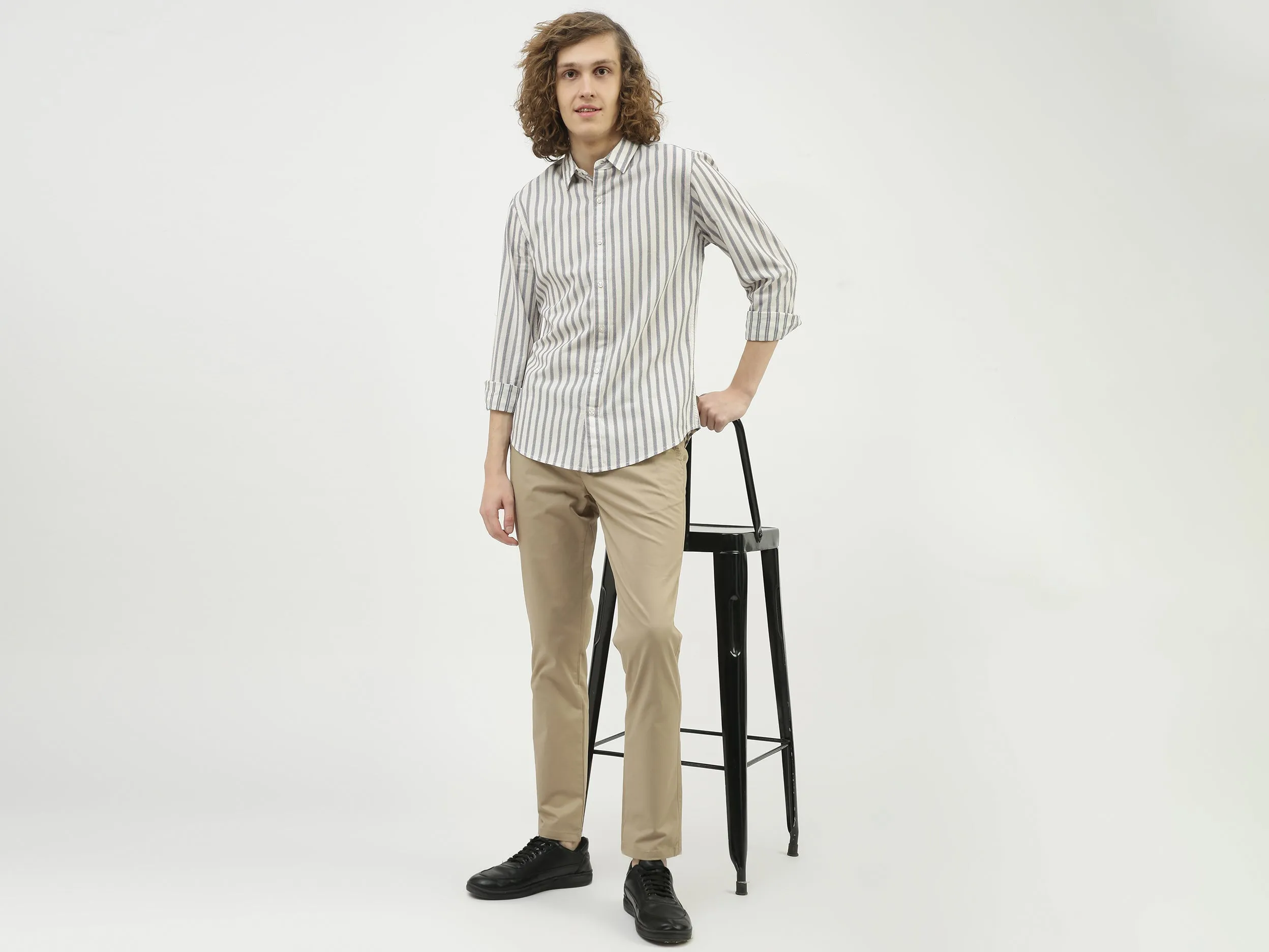 Men Solid Slim Fit Trousers