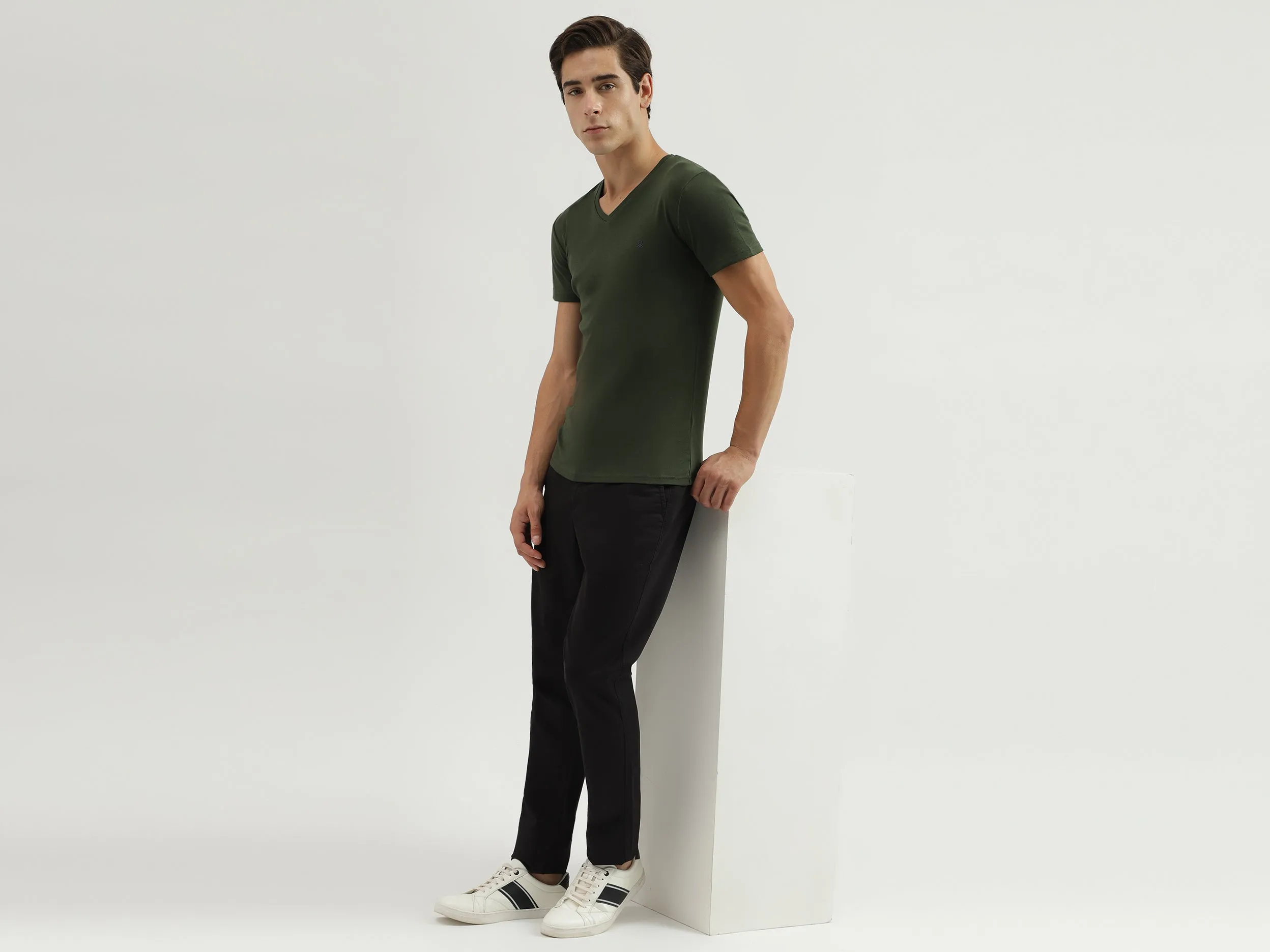 Men's Solid Slim Fit Trousers with Button Closure