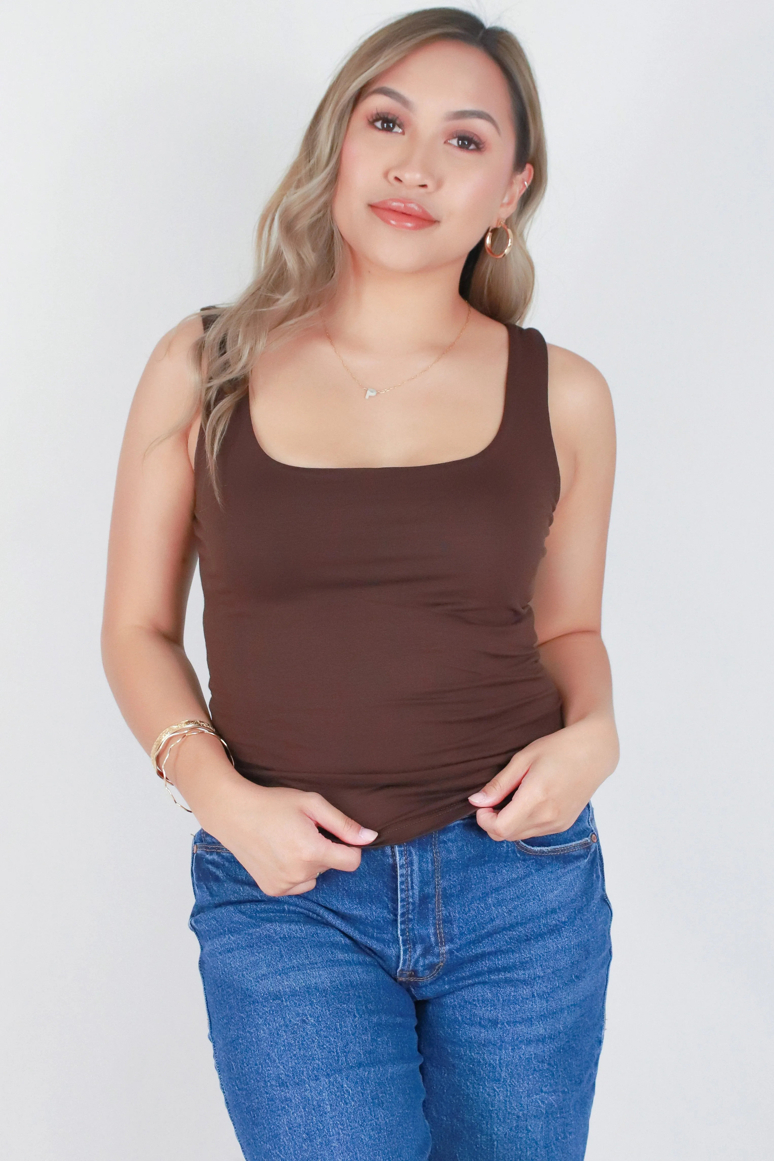 SLEEVELESS SQUARE NECK TOP
