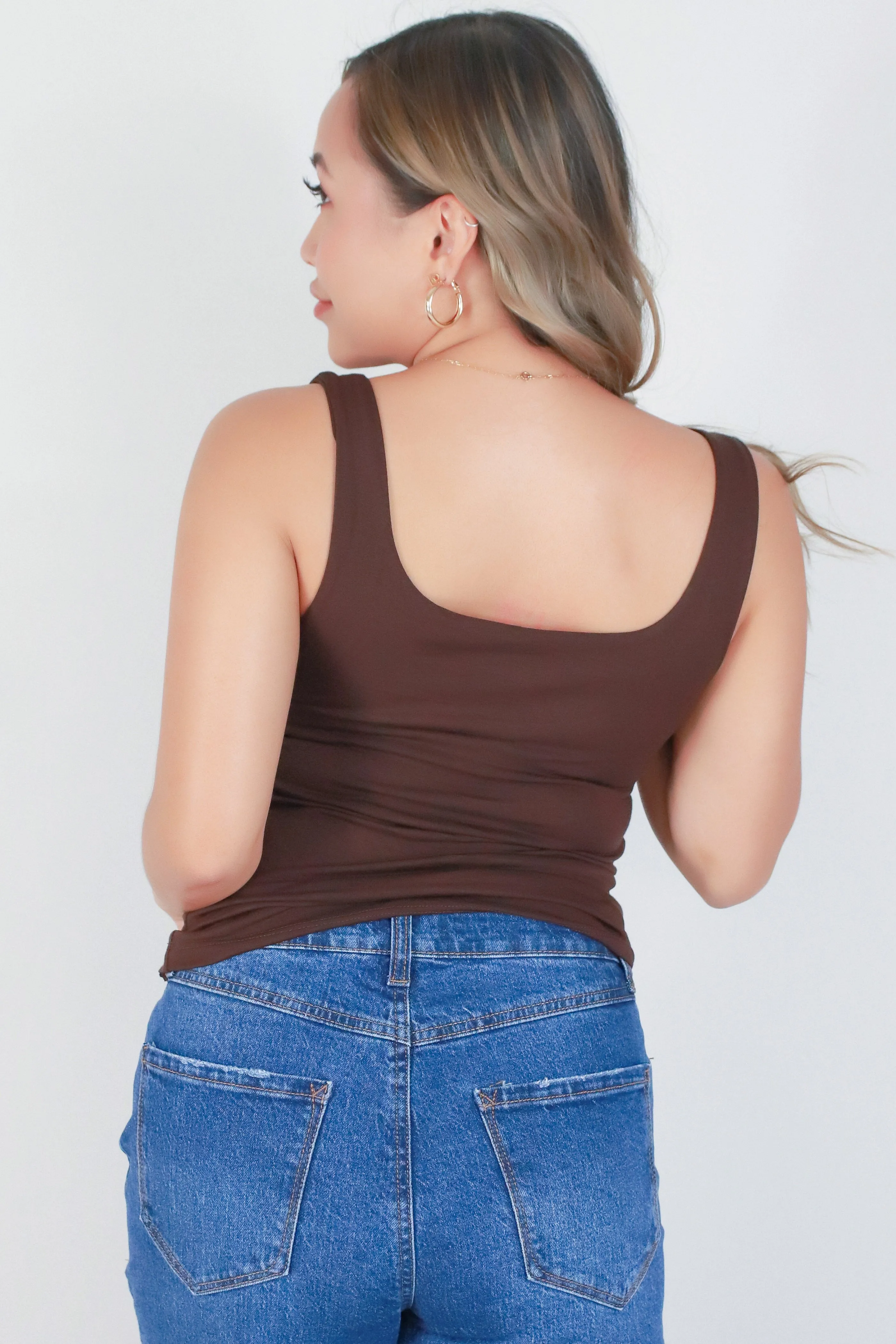 SLEEVELESS SQUARE NECK TOP