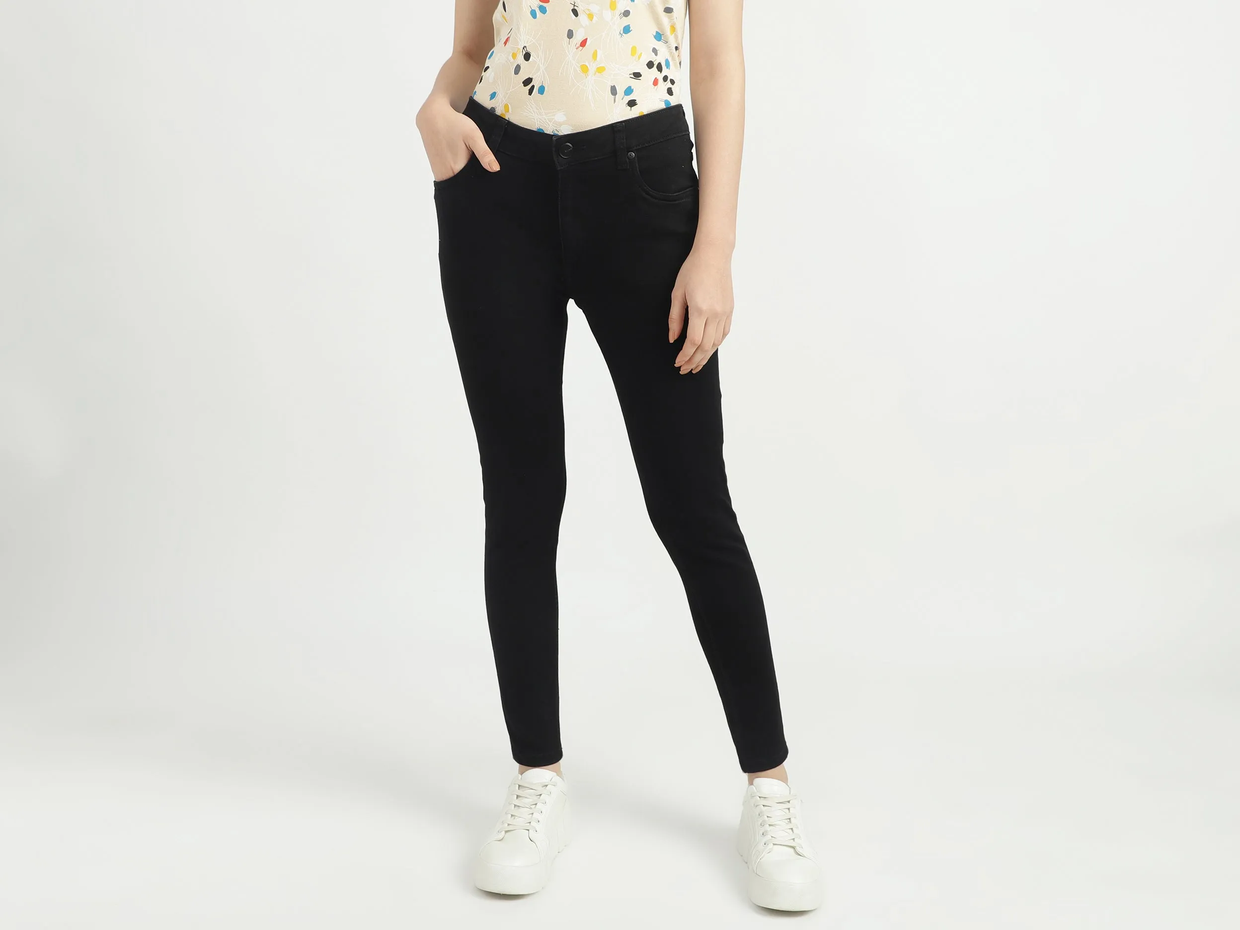 Women Solid Skinny Fit Jeans