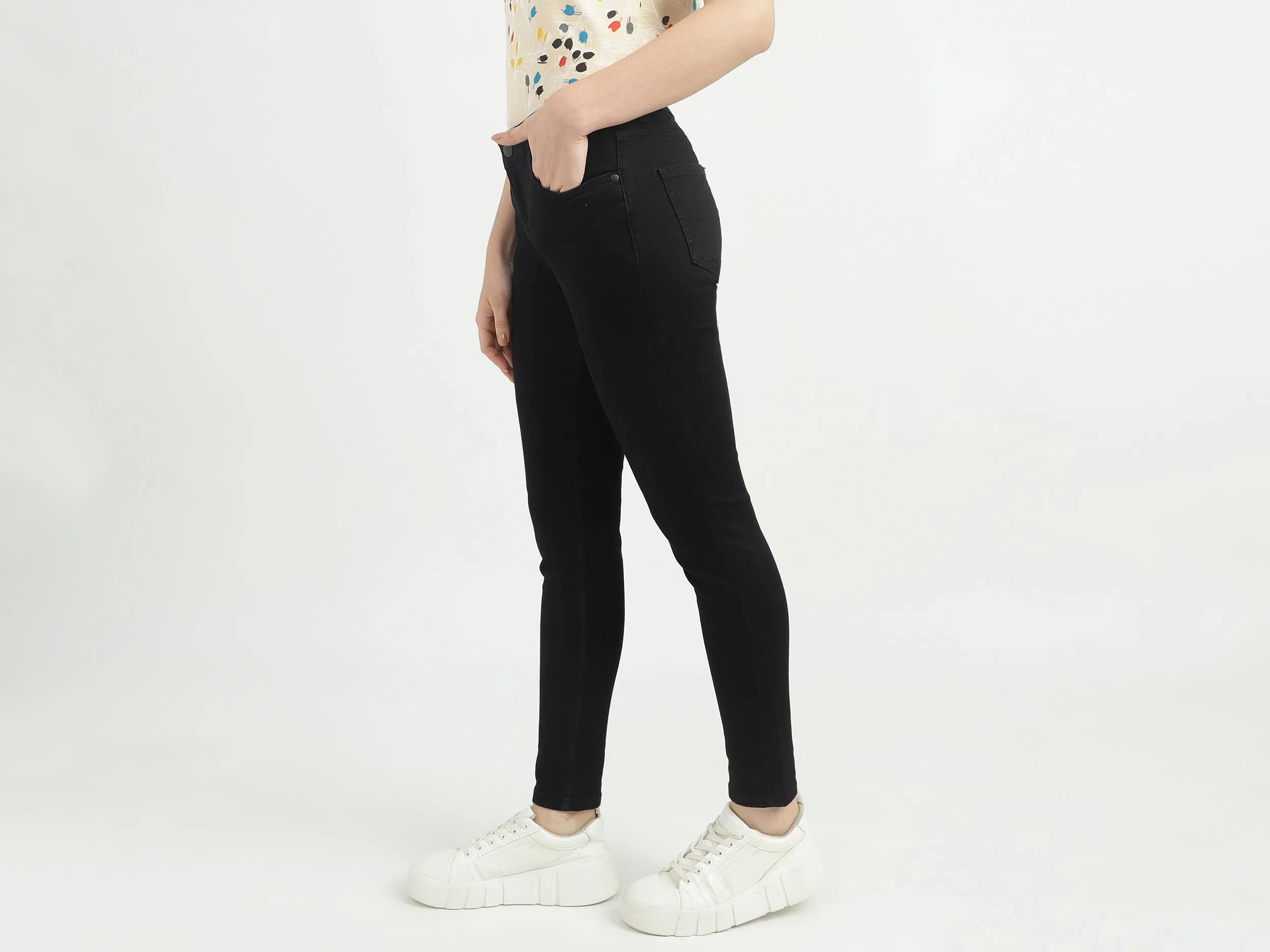 Women Solid Skinny Fit Jeans
